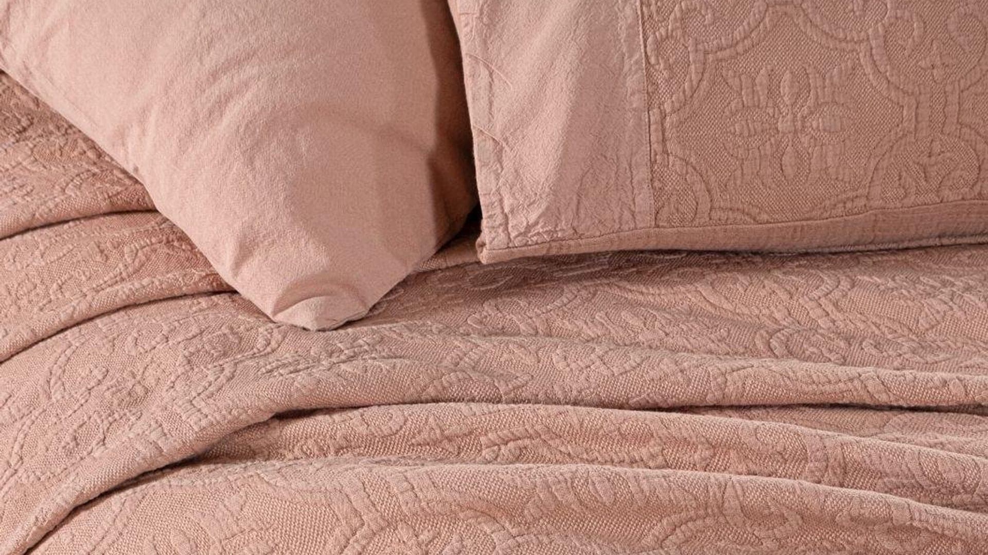 Jeté de lit matelassé, texture en gros plan